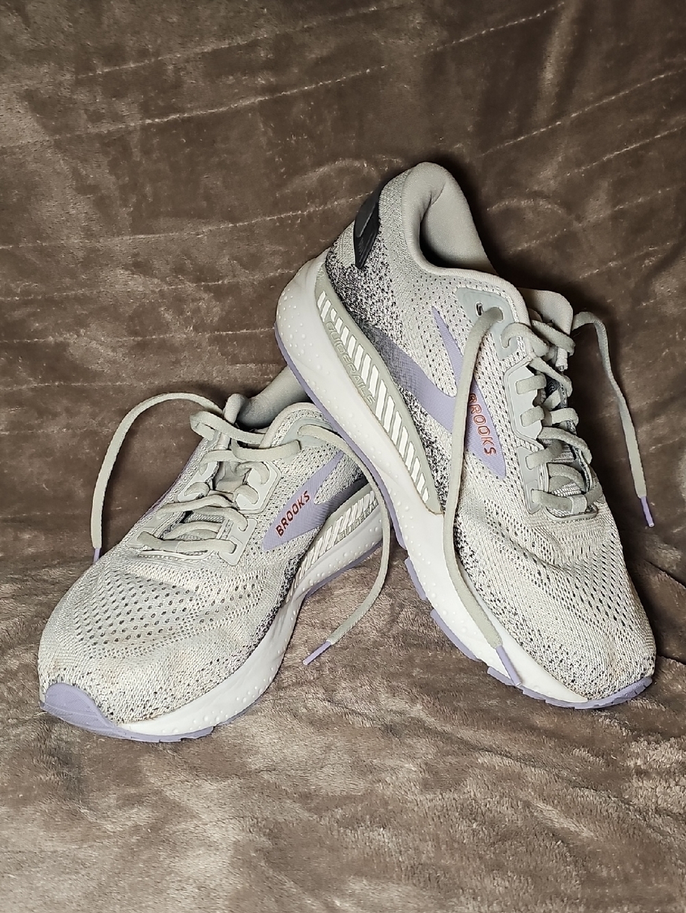 Brooks Ariel 24 GT5 Women's Running Shoe Light Gray and Lavender Size 9.5 D Wide